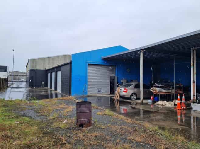 Well presented workshop with yard