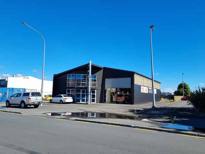 Well presented workshop with yard