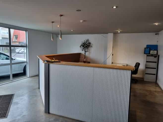 Well presented workshop with yard