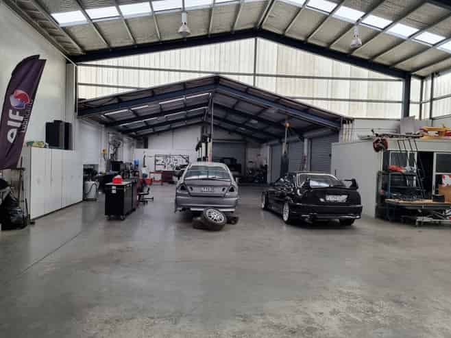 Well presented workshop with yard