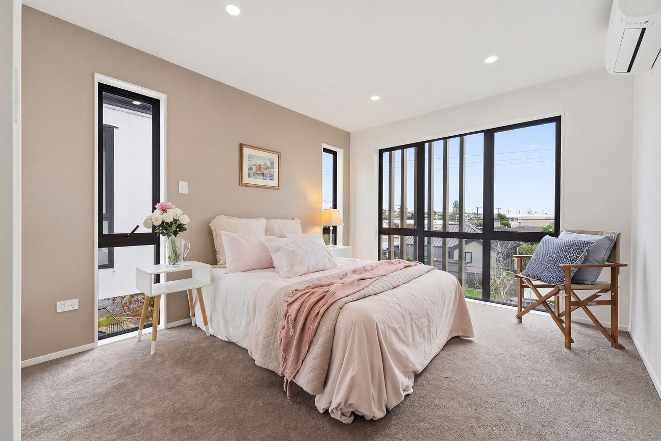 Modern Standalone Living in the Heart of Milford - Mehr