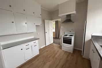 30 Savage Crescent, West End