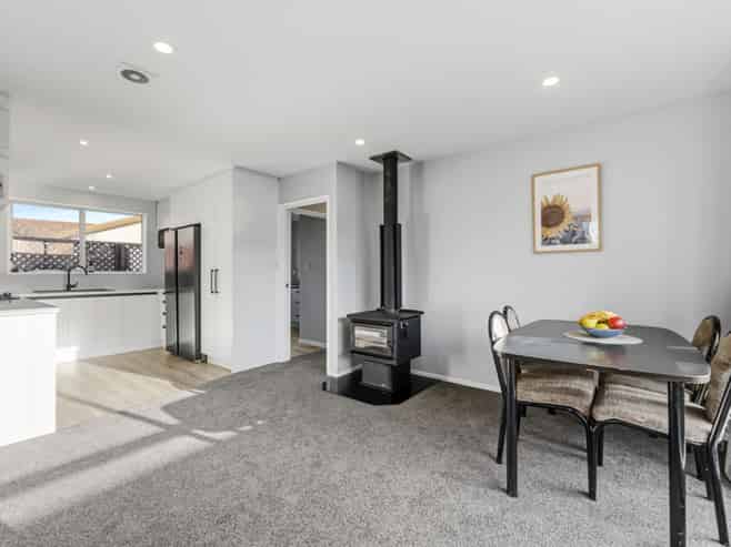 63 Solomon Avenue, Redwood