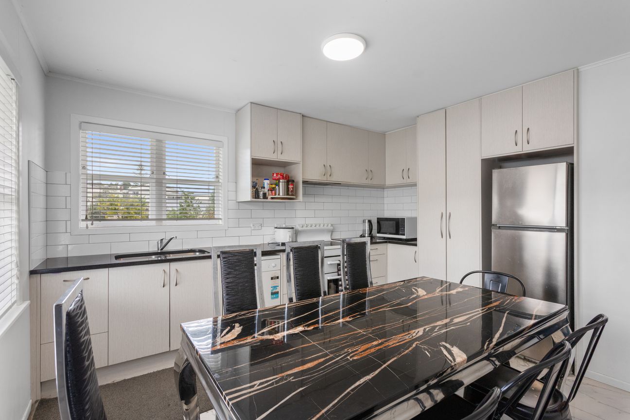 Potential and priced to sell. - Vista 3