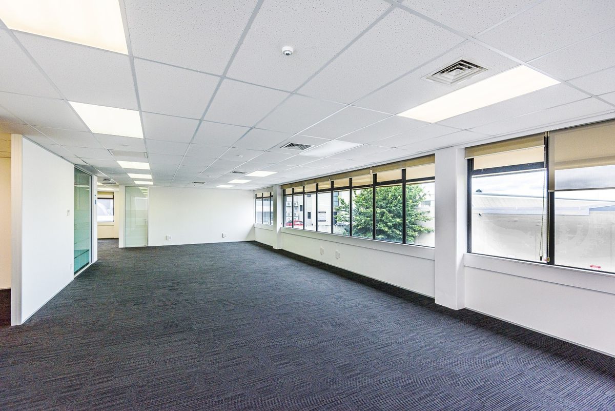 Full-Floor Epsom Office with Ample Parking – pohled 5