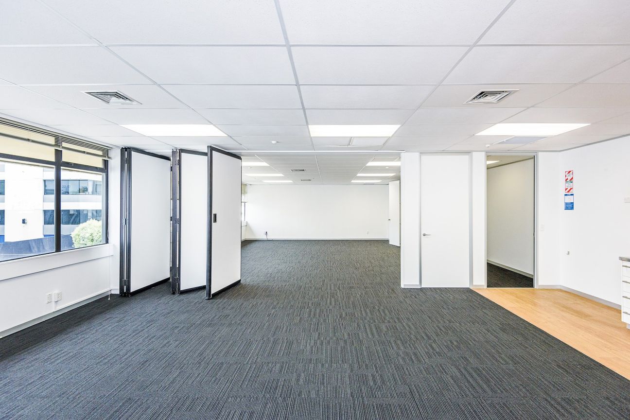 Full-Floor Epsom Office with Ample Parking - Widok 2