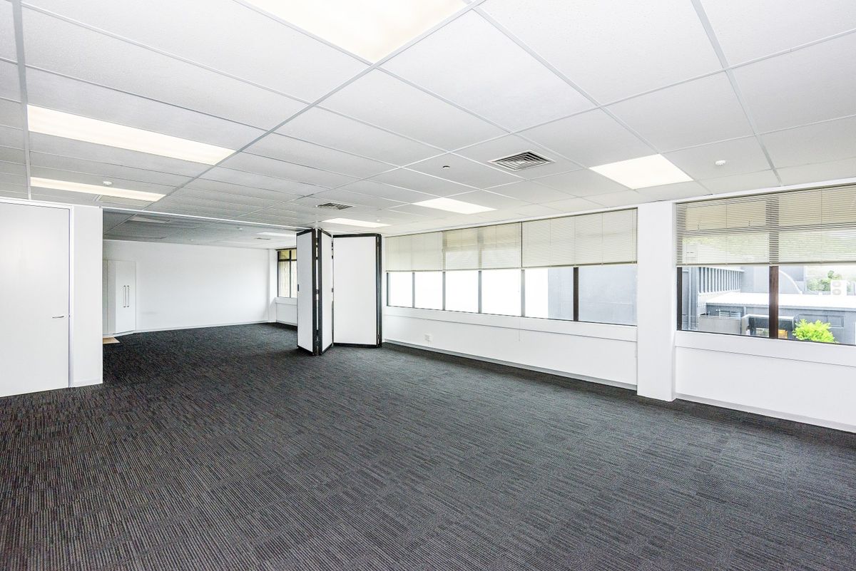 Full-Floor Epsom Office with Ample Parking – pohled 3