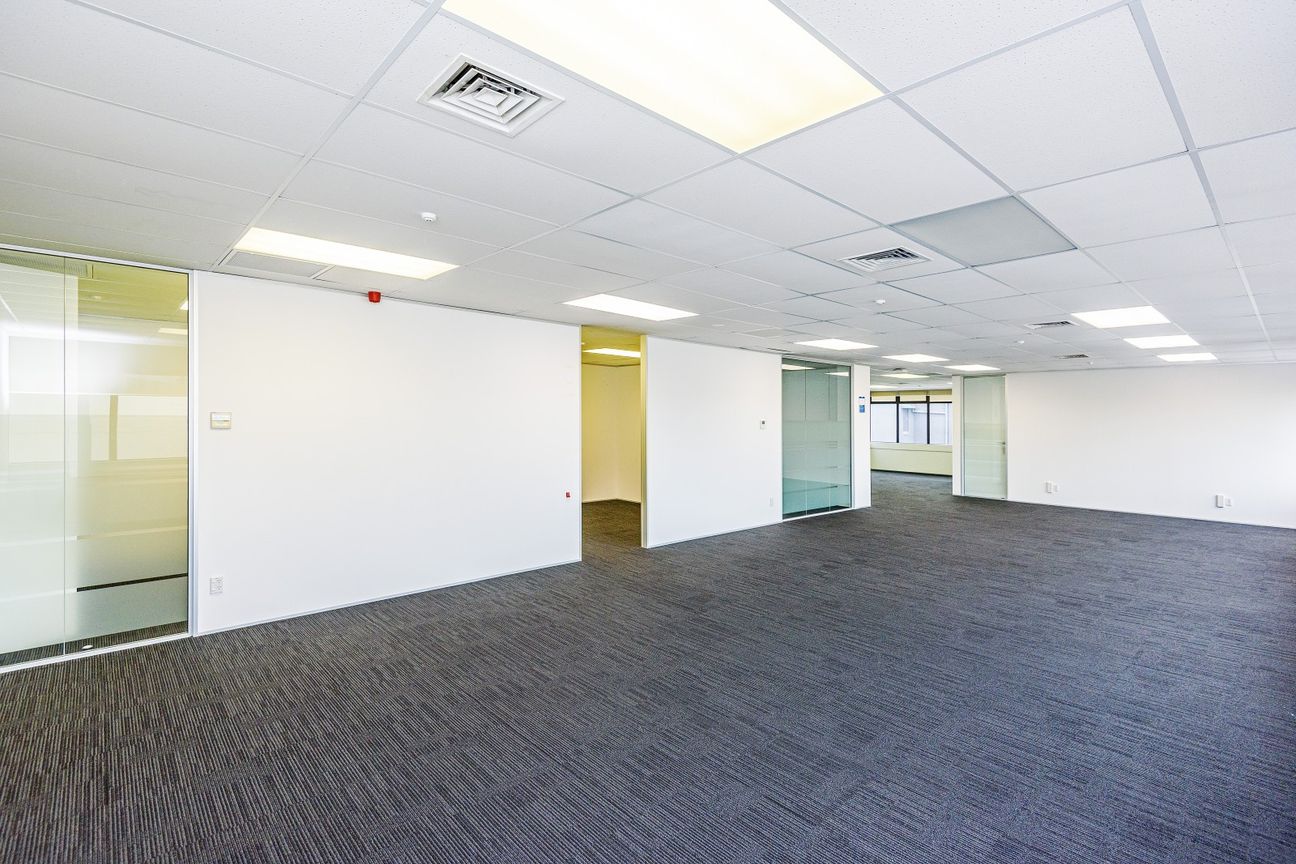 Full-Floor Epsom Office with Ample Parking - Widok 6