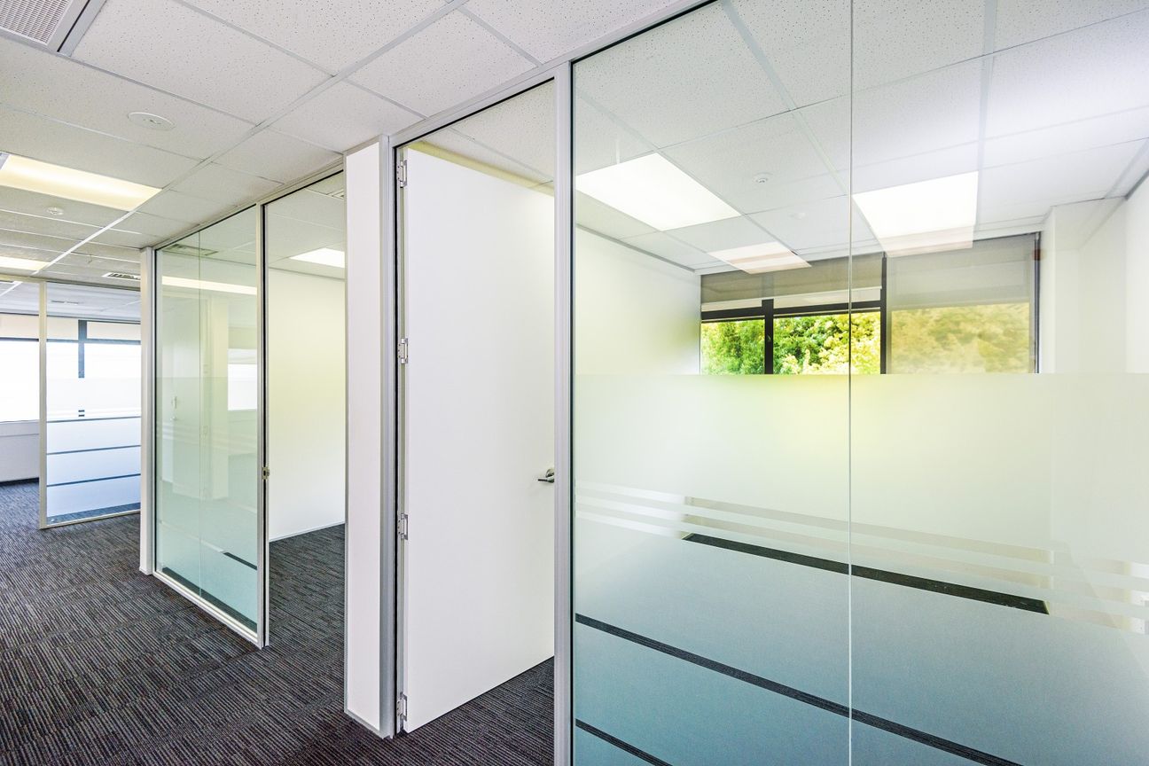 Full-Floor Epsom Office with Ample Parking - Więcej