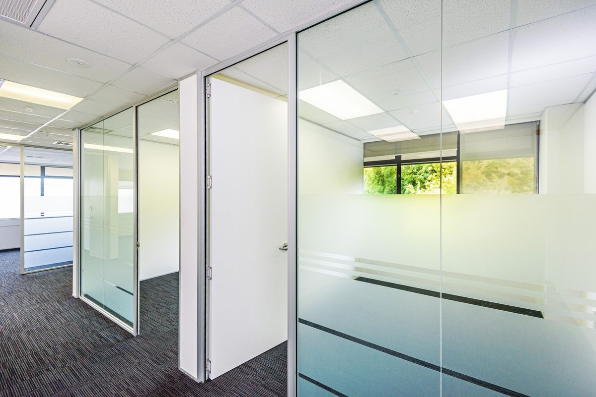 Full-Floor Epsom Office with Ample Parking – další