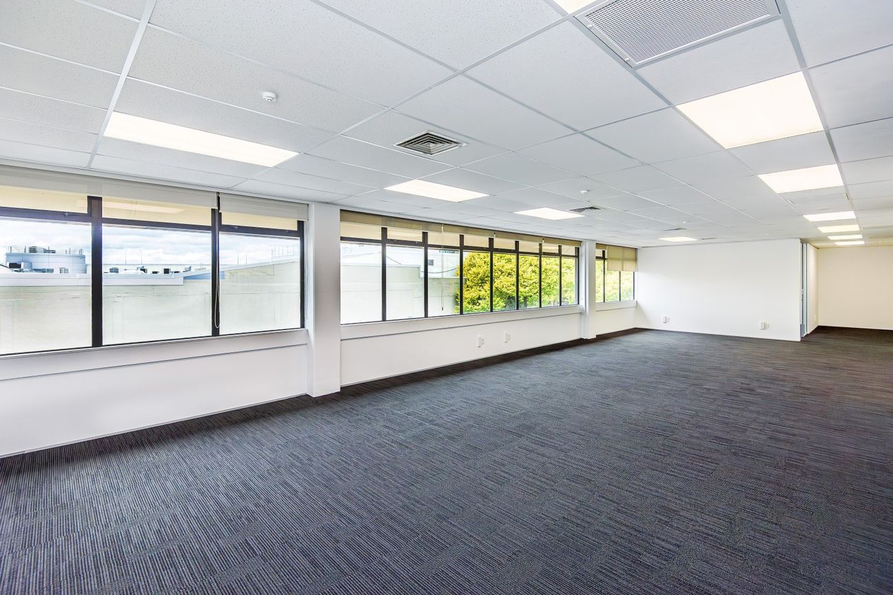 Full-Floor Epsom Office with Ample Parking - Widok 4