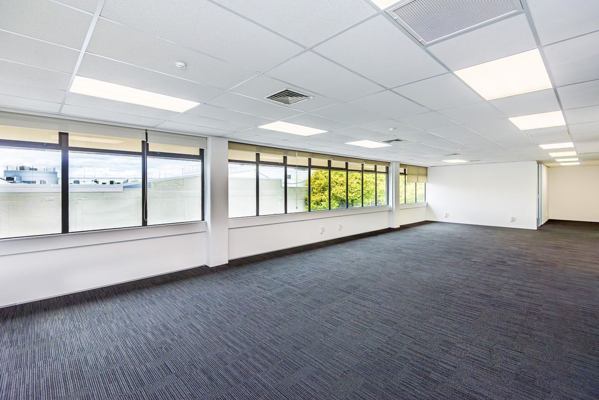 Full-Floor Epsom Office with Ample Parking – pohled 4