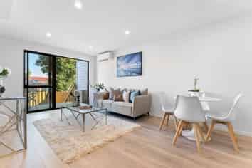 4/67 Royal View Road, Te Atatu South