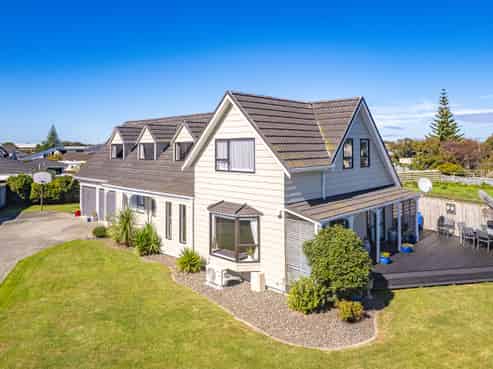 18 Warwick Place, Springvale