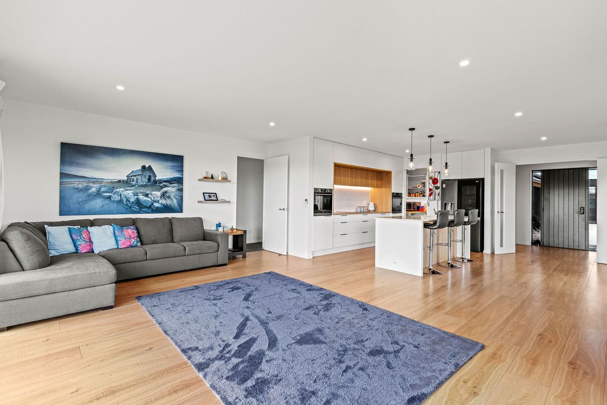 Country Ease, Contemporary Edge - Mehr