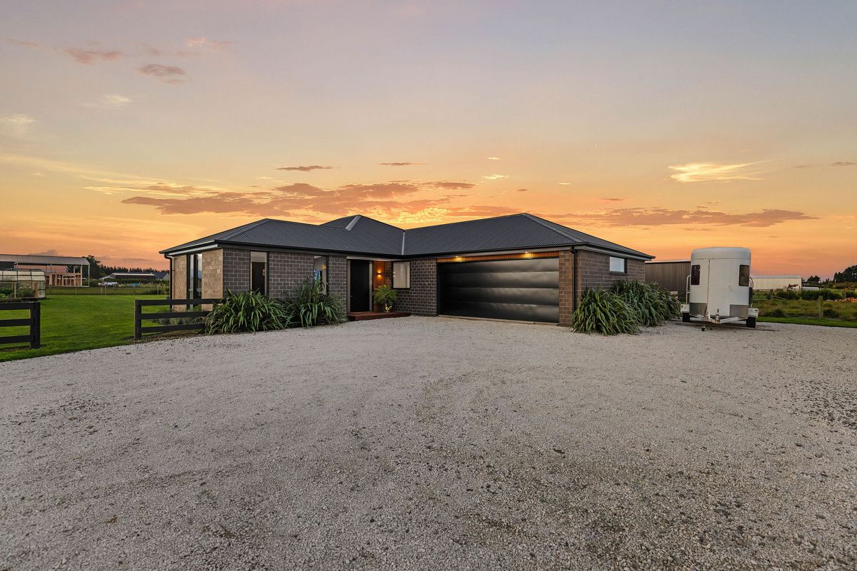 Country Ease, Contemporary Edge, Darfield