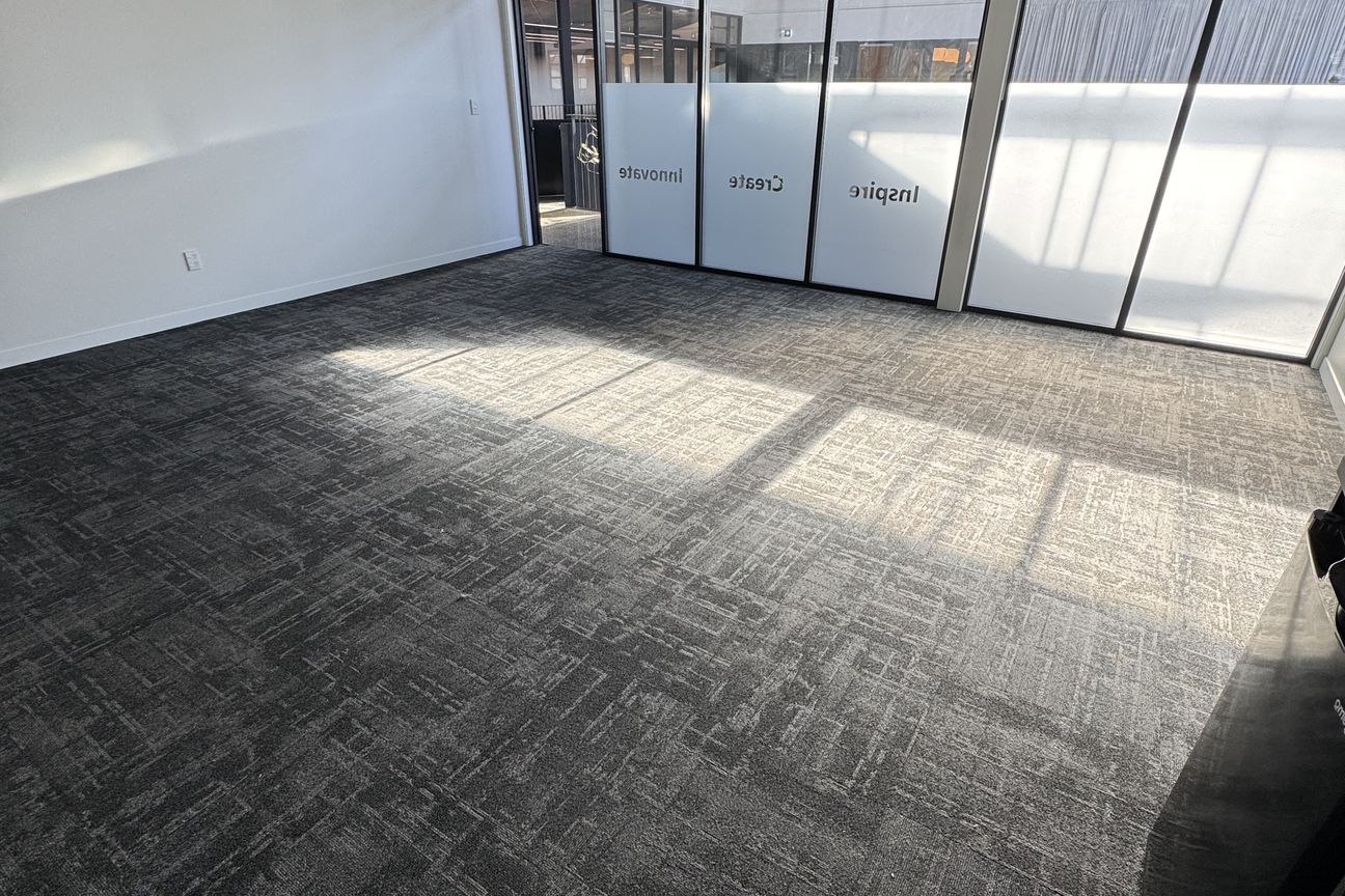 Natural Light-Filled Office - Widok 3
