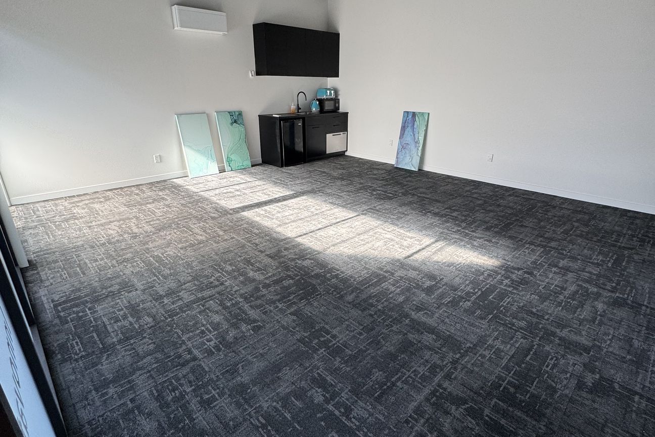 Natural Light-Filled Office - Widok 4