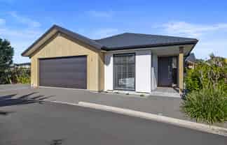 2/31 Links Drive, Waiwhakaiho