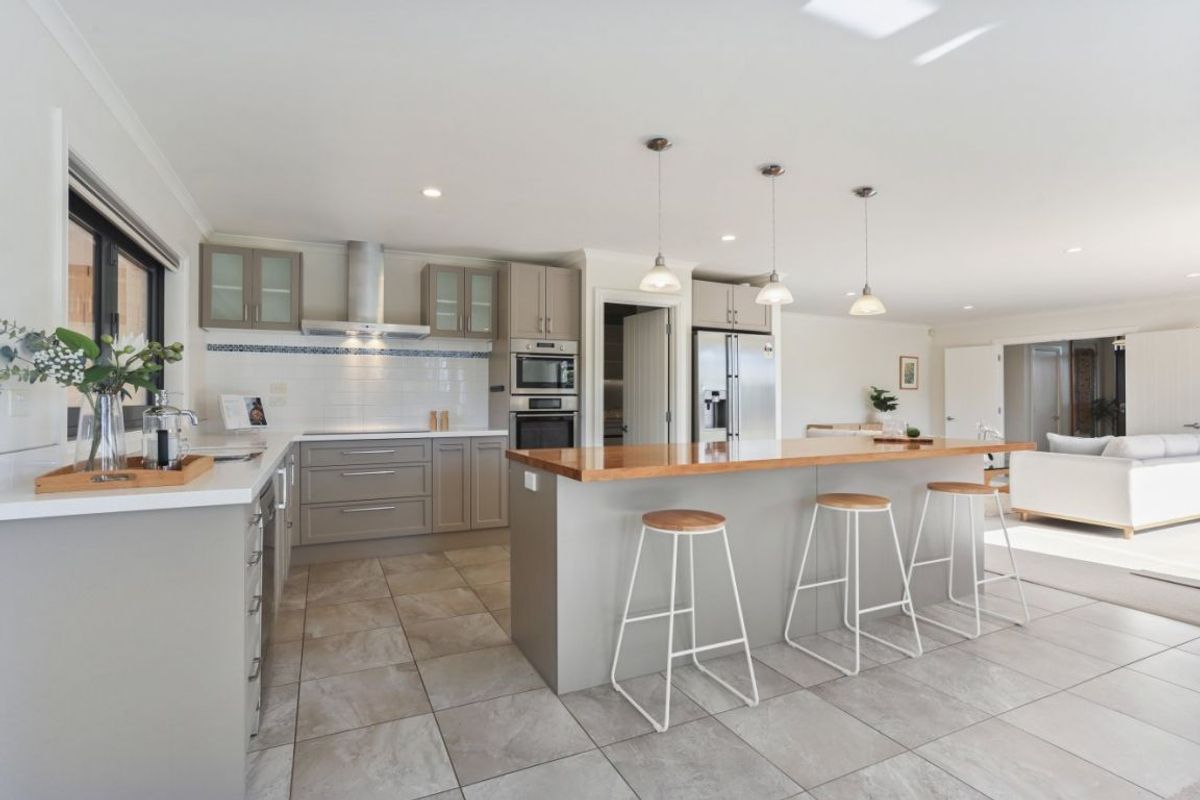 * UNDER OFFER * Style and Space in Superb Location - Widok 6