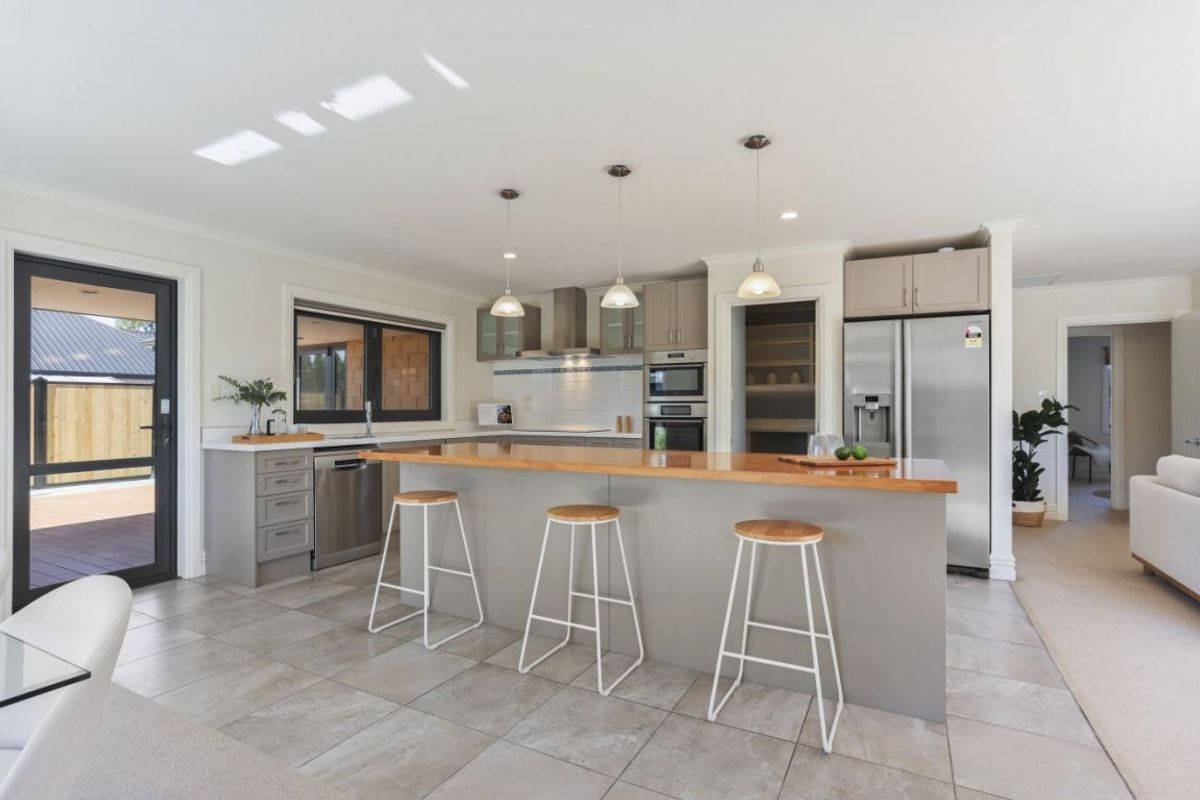 * UNDER OFFER * Style and Space in Superb Location - Widok 5