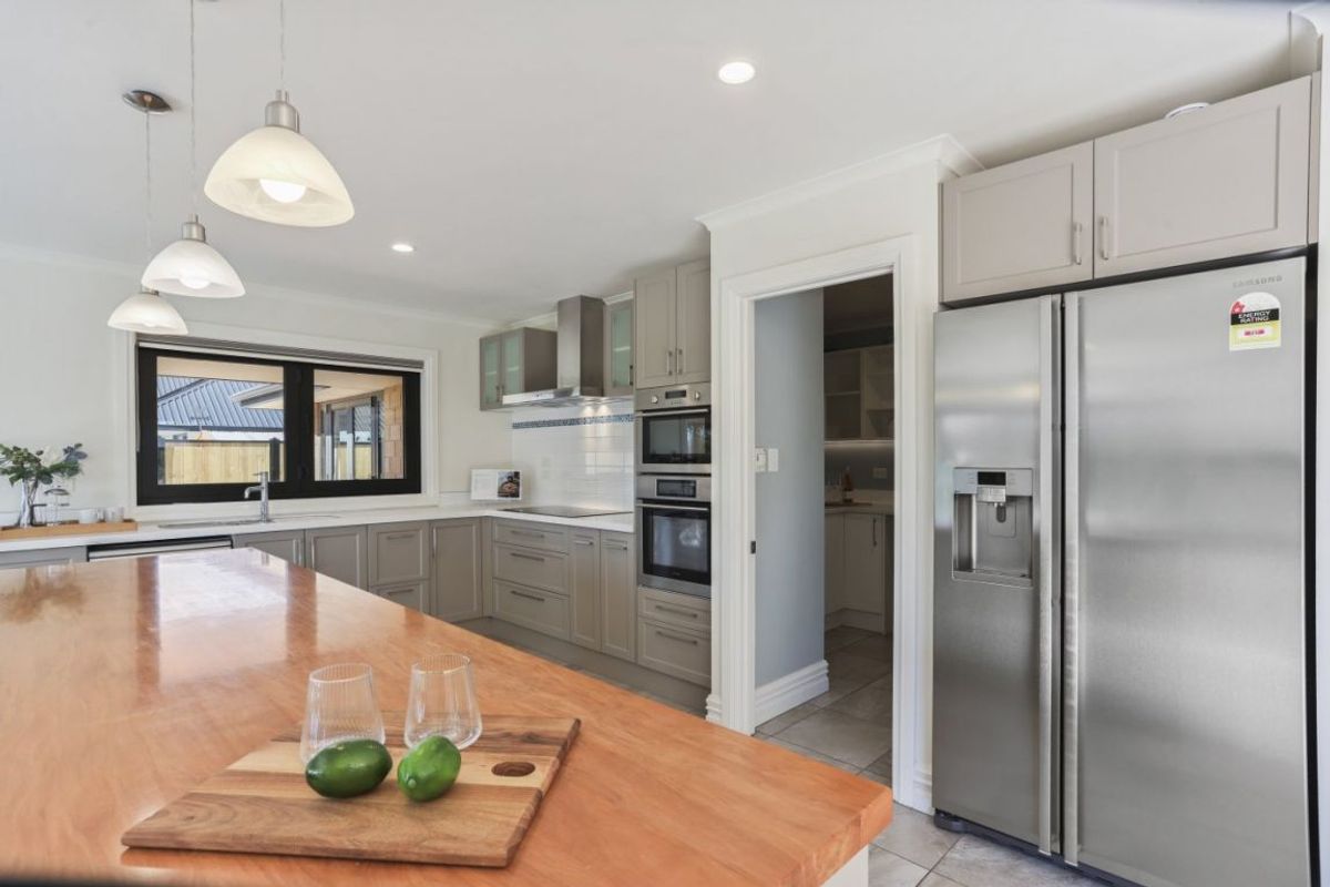 * UNDER OFFER * Style and Space in Superb Location - Więcej