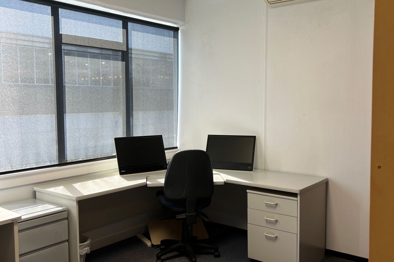 Small Hutt Office - Vista 6