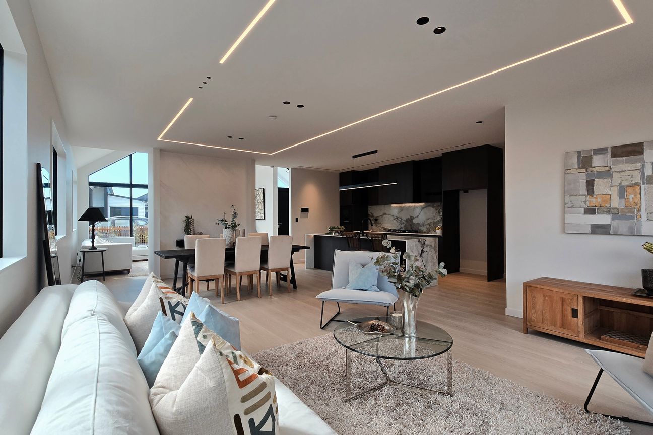 Brand-New Luxury Living !! - Więcej