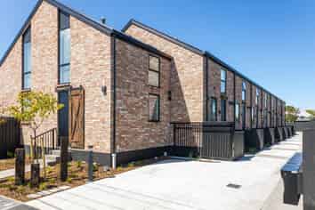 4/196 Hills Road, Edgeware