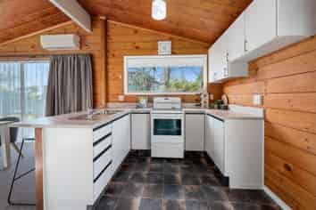 2 Cooper Avenue, Holdens Bay