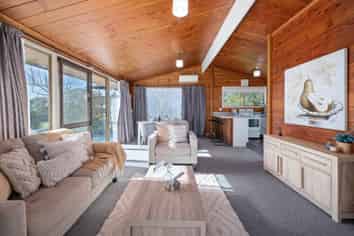 2 Cooper Avenue, Holdens Bay