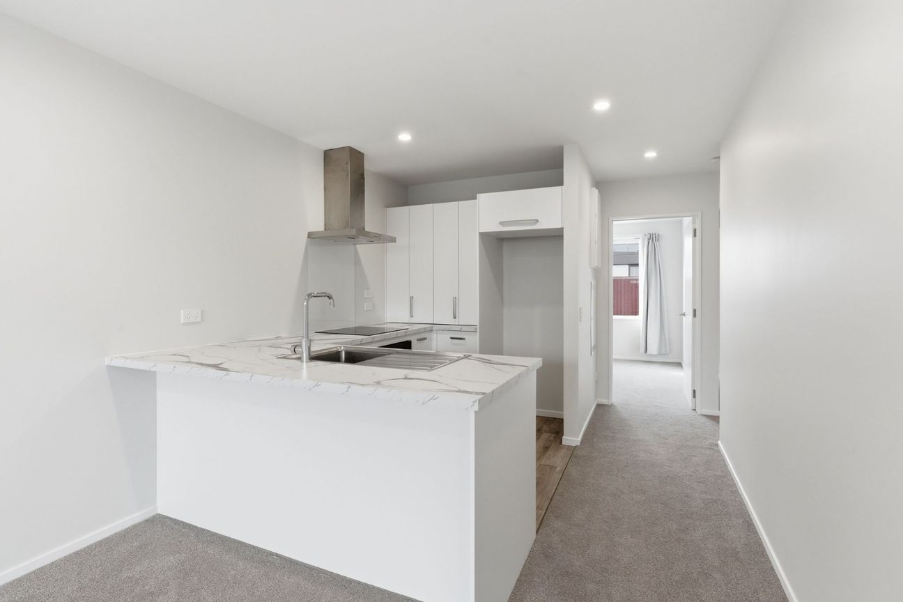Sunny 2 bedroom single story unit - near new – pohled 2