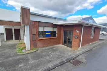 180M² REAR PREMISES ON QUEEN STREET
