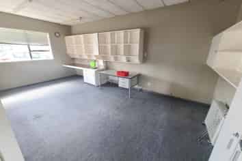 180M² REAR PREMISES ON QUEEN STREET
