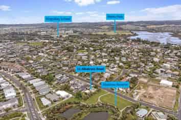 11 Albatross Road, Red Beach