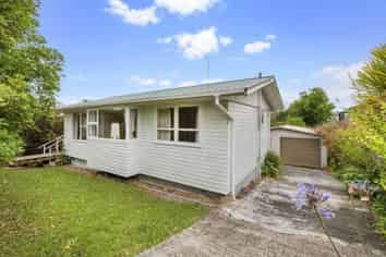 11 Albatross Road, Red Beach