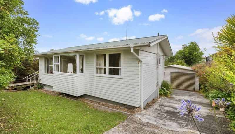 11 Albatross Road, Red Beach