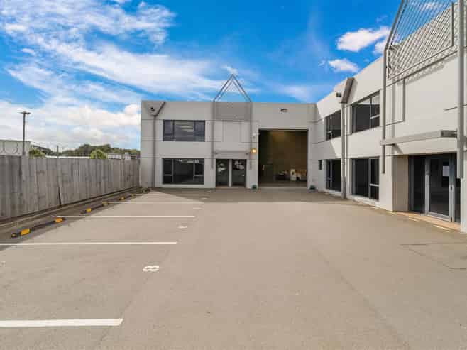 Office/Warehouse Available In Addington