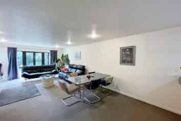 7/4 Brockworth Pl, Riccarton