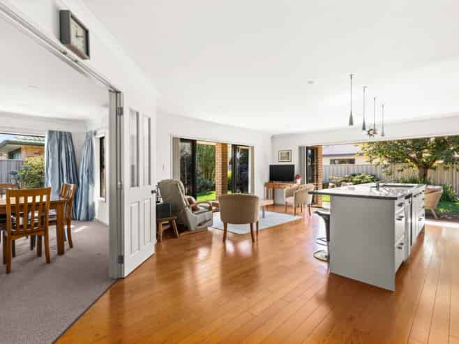 207 Frimley Oaks, Frimley