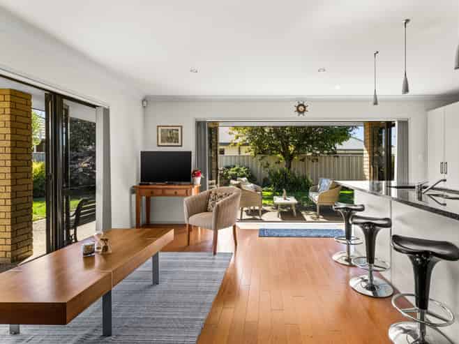 207 Frimley Oaks, Frimley