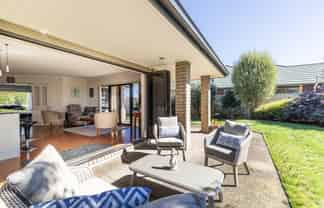 207 Frimley Oaks, Frimley