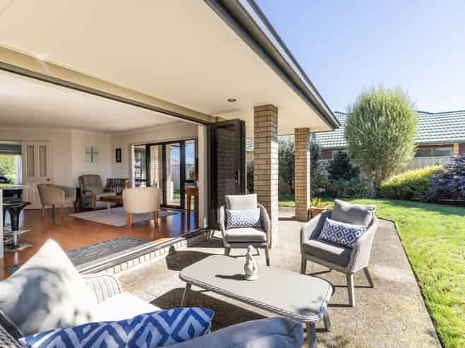 207 Frimley Oaks, Frimley