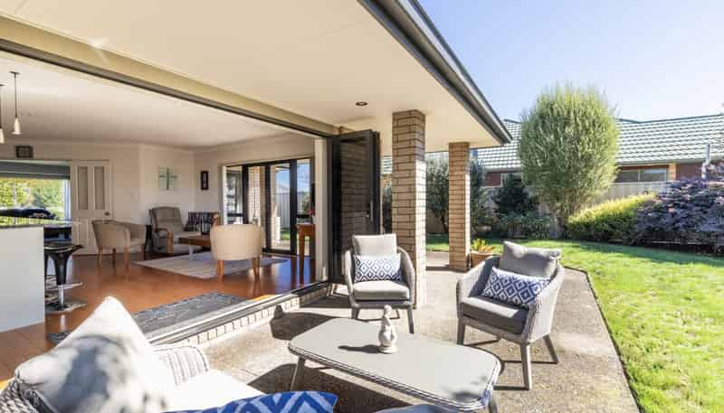 207 Frimley Oaks, Frimley