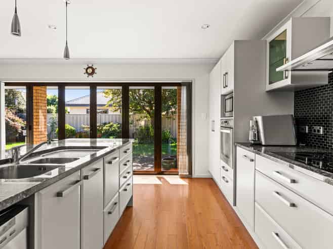 207 Frimley Oaks, Frimley