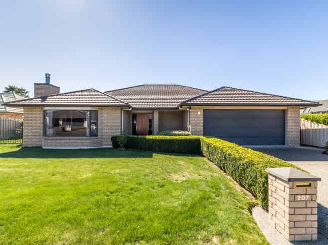 207 Frimley Oaks, Frimley