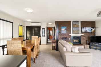 62 Easther Crescent, Kew