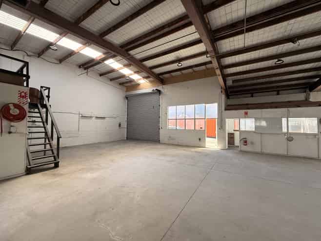 Functional Rosebank warehouse with yard options