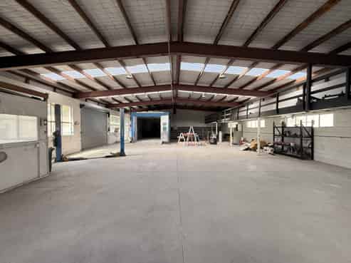 Functional Rosebank warehouse with yard options