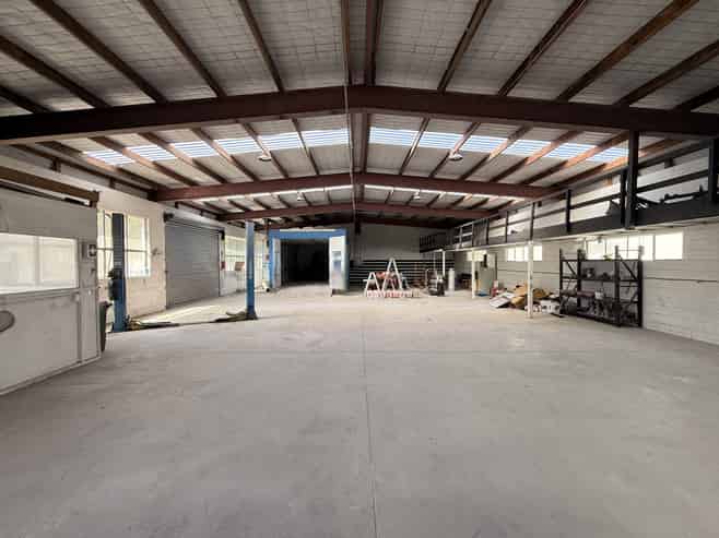 Functional Rosebank warehouse with yard options